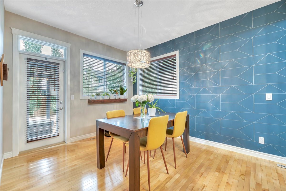 13 Cranberry Avenue SE Calgary dining room
