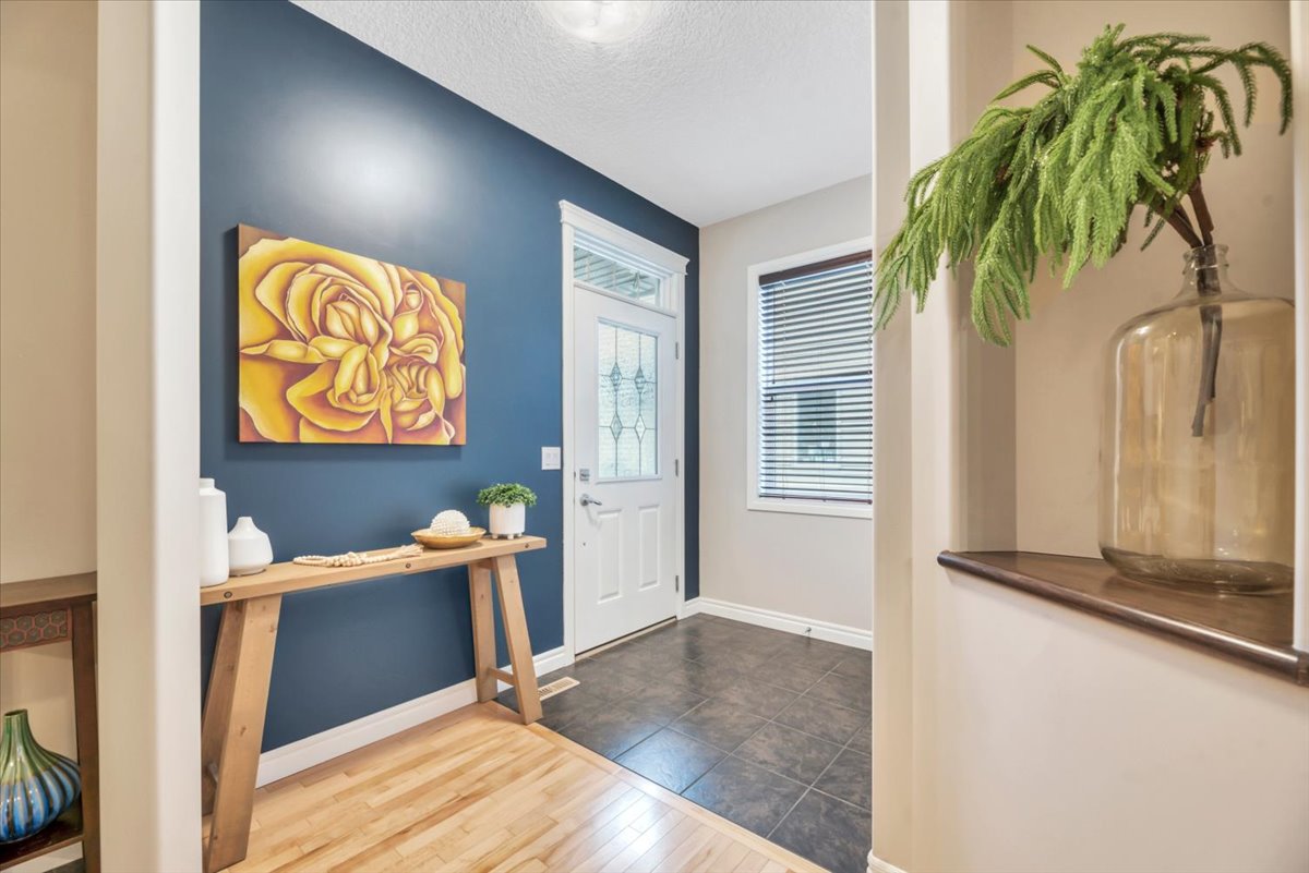 13 Cranberry Avenue SE Calgary entryway