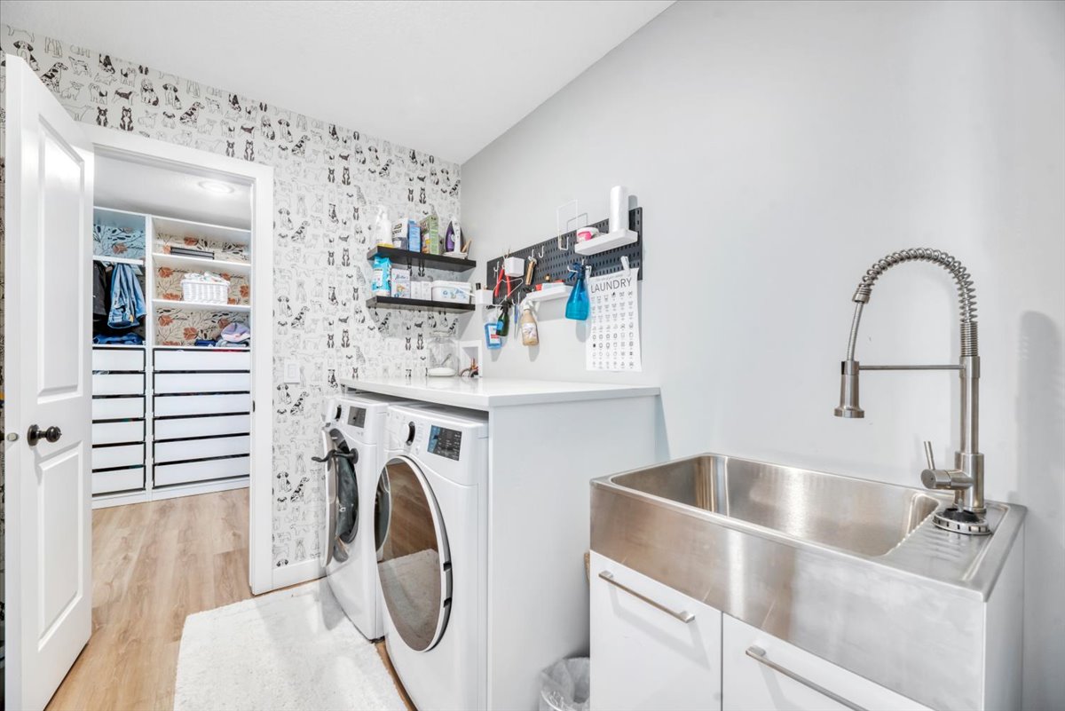 Upper laundry at 835 Lakewood Circle Strathmore