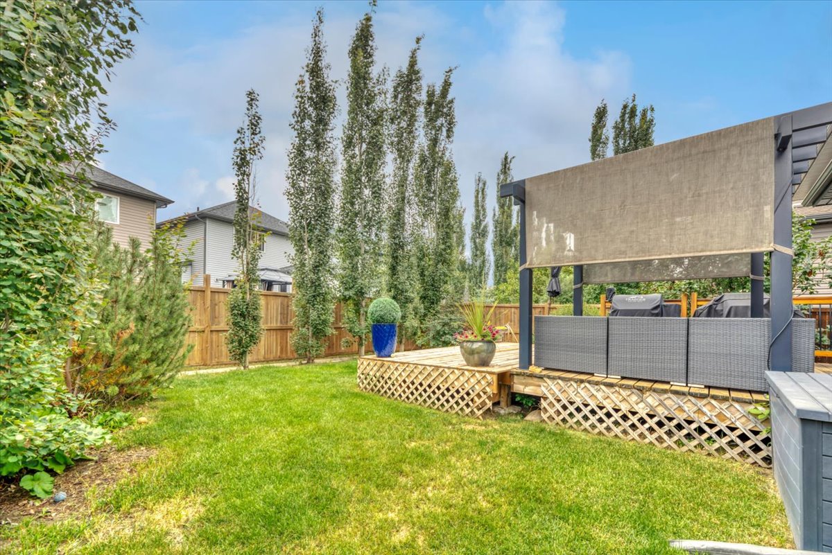 13 Cranberry Avenue SE Calgary backyard outdoor living space