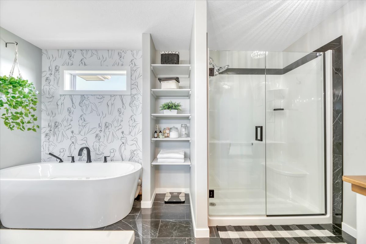 Ensuite at 835 Lakewood Circle Strathmore