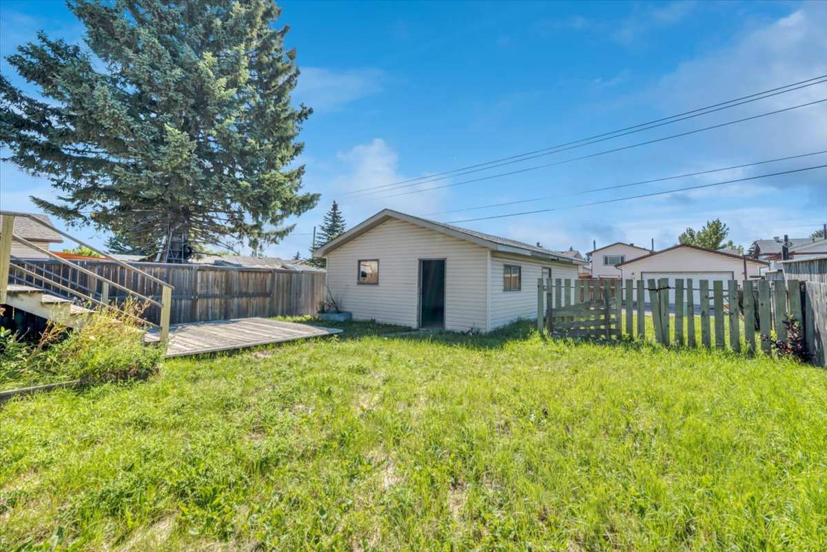 3755 Whitehorn Drive NE garage