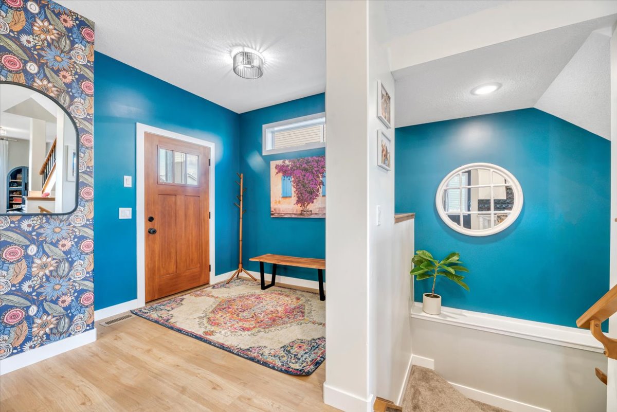 Entry at 835 Lakewood Circle Strathmore