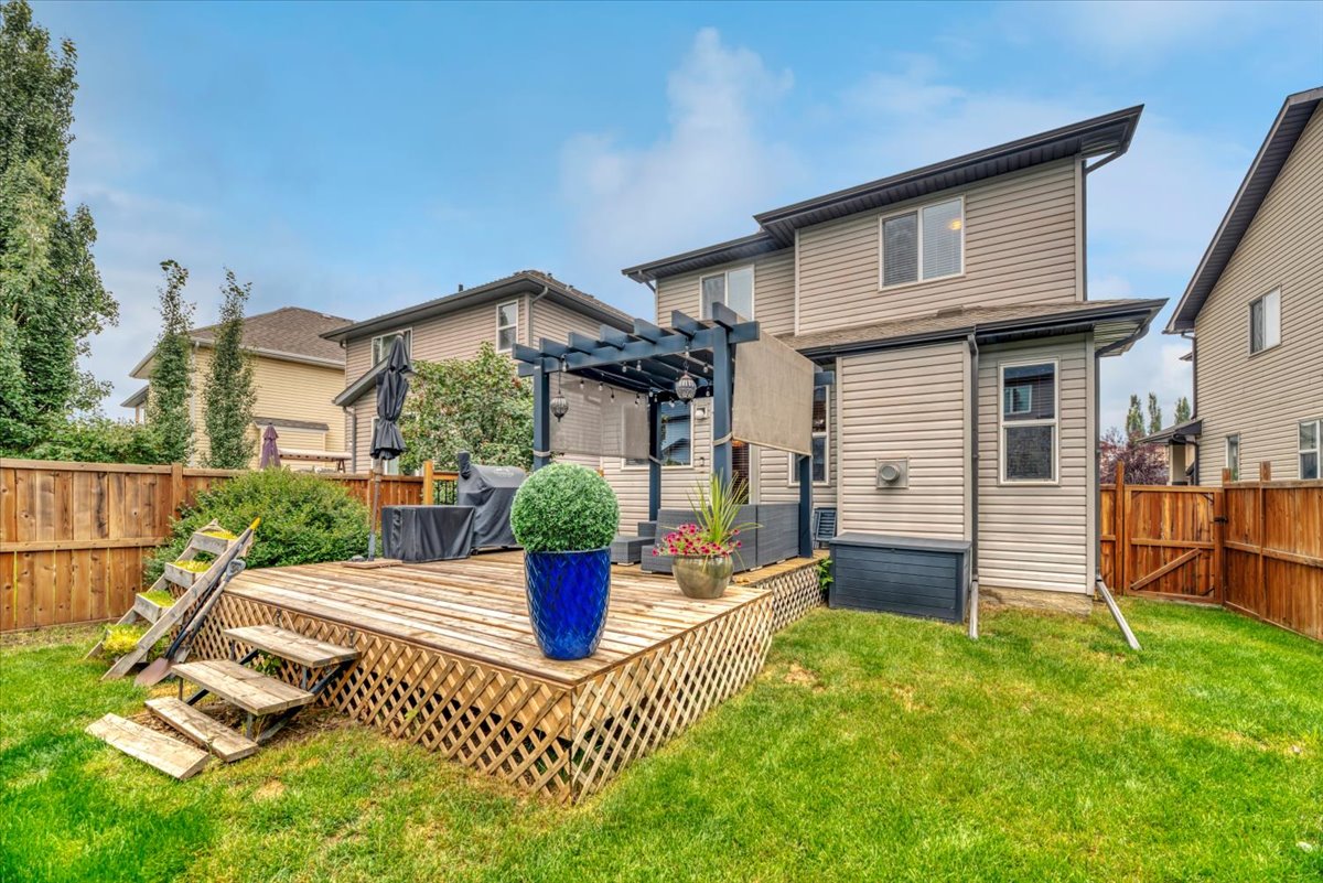 13 Cranberry Avenue SE Calgary south facing backyard with pergola