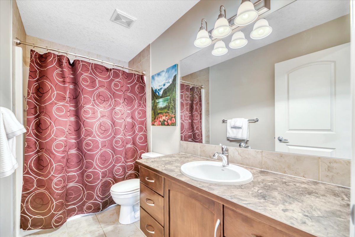 13 Cranberry Avenue SE Calgary bathroom