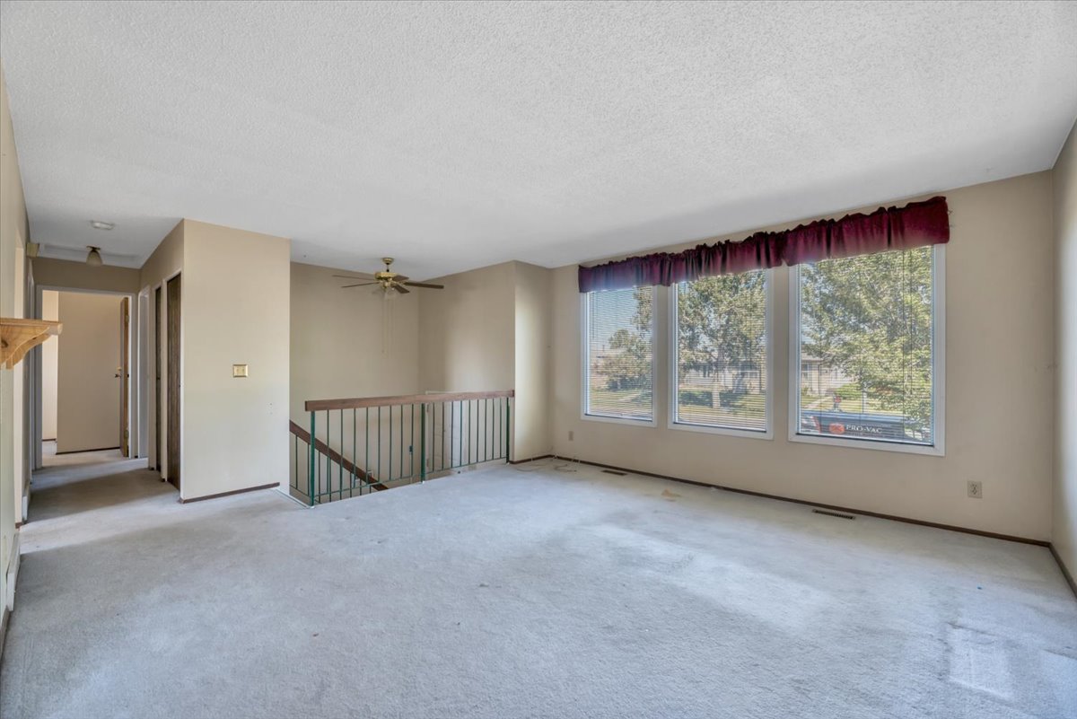 3755 Whitehorn Drive NE Calgary living room