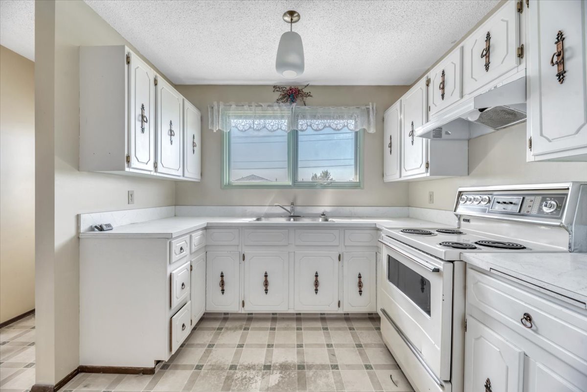 3755 Whitehorn Drive NE Calgary kitchen
