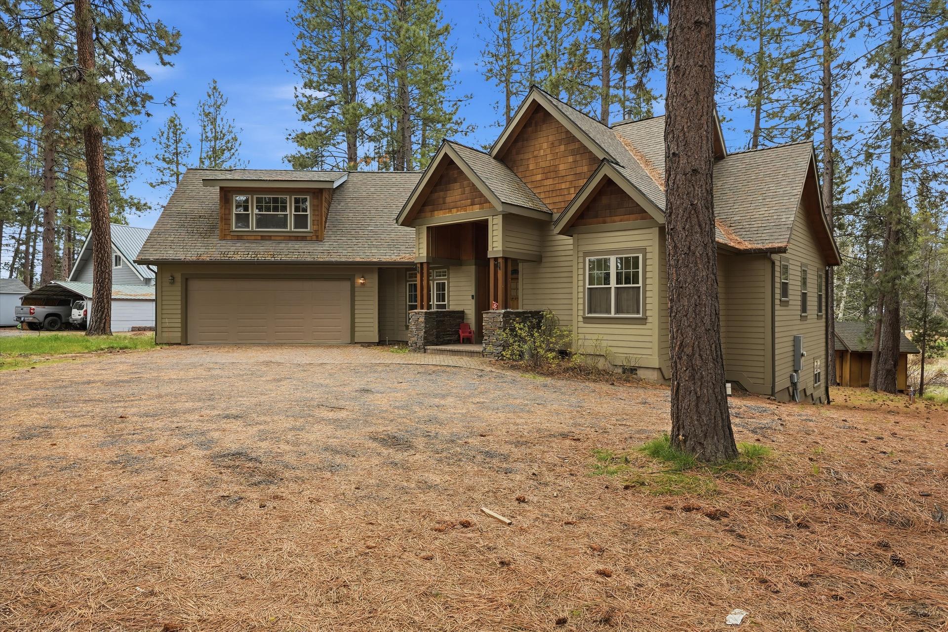 Sitting adjacent to the Deschutes Canal, this beautiful Sunriver home boasts 3671 sqft, set nested under ponderosa pines. Sitting adjacent to the Deschutes Canal, this beautiful Sunriver home boasts 3671 sqft, set nested under ponderosa pines.