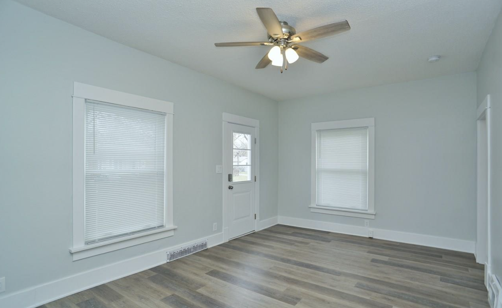 Empty living and dining room before hands-on home staging by Andrew Alpsteg